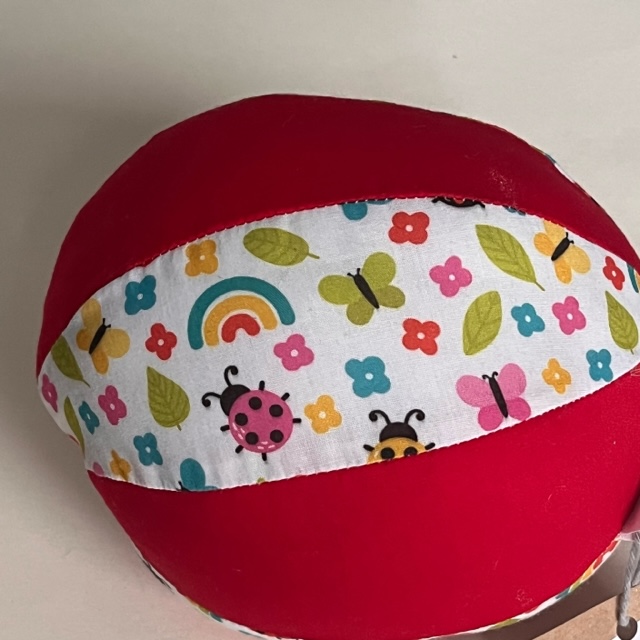 Foto 2 bij artikel "Baby speelbal 'Lieveheersbeestje/regenboog'".